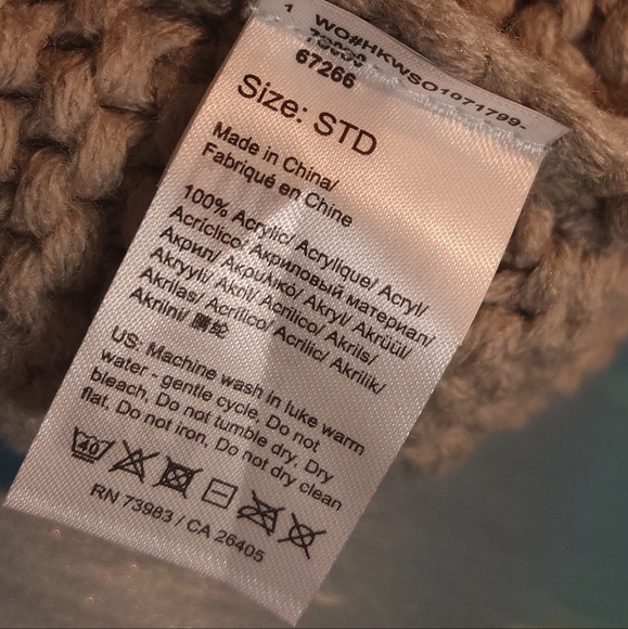 Helly Hansen Calgary Chunky Beanie with Removable Pom NWOT - Picture 4 of 8